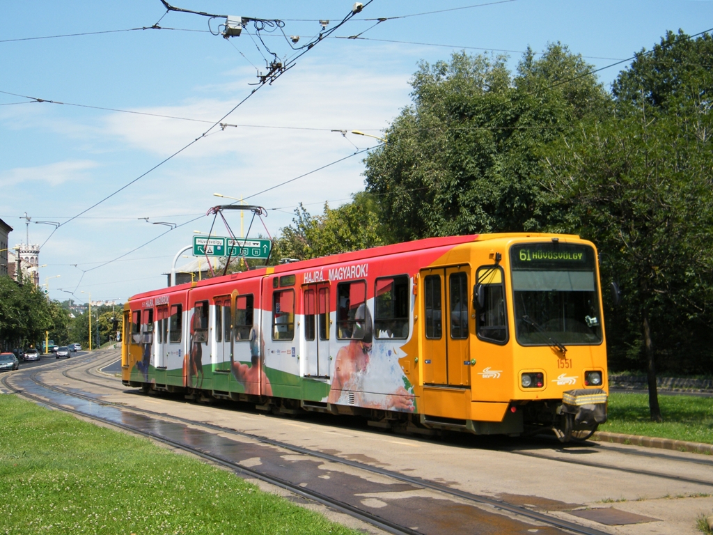 BKV 1551 (TW6000) Olympische Straenbahn an der Linie 61, zwischen Bahnhof Budapest-Dli und Moszkva tr, am 04. 08. 2012.  