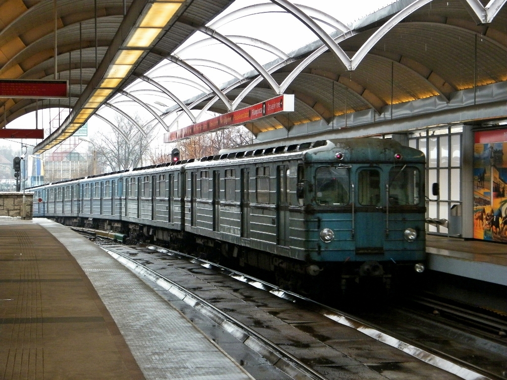 BKV 190 (Metrovagonmas Ev/Метровагонмаш Ев) an der Linie M2 bei Pillang utca, am 23. 02. 2013. Diese Monaten sind die letzten Monaten der Metrovagonmas Metros an der Linie M2.  