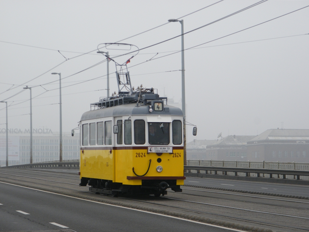 BKV 2624 an Linie 4/6 an der Petőfi-Brcke, am 25. 11. 2012. 