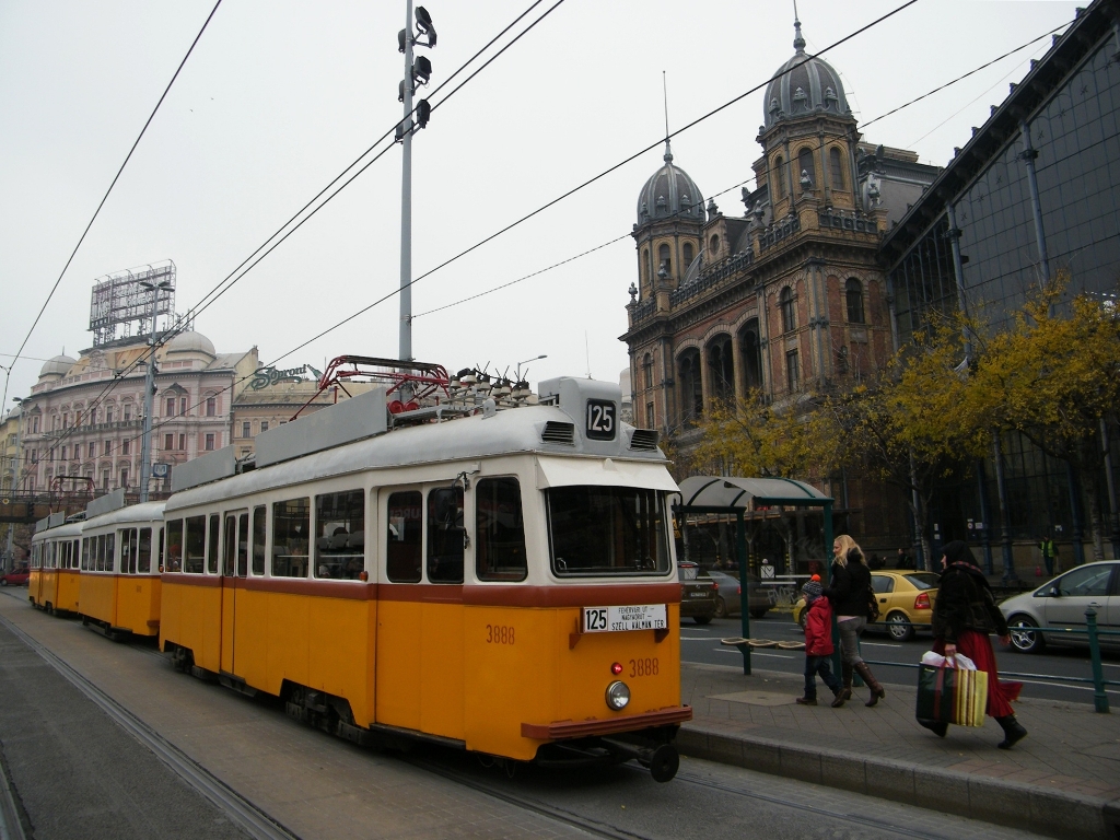 BKV 3885, 6010 und 3888 (UV-Straenbahn) an Linie 4/6 beim Bahnhof Budapest-Nyugati, am 25. 11. 2012.  