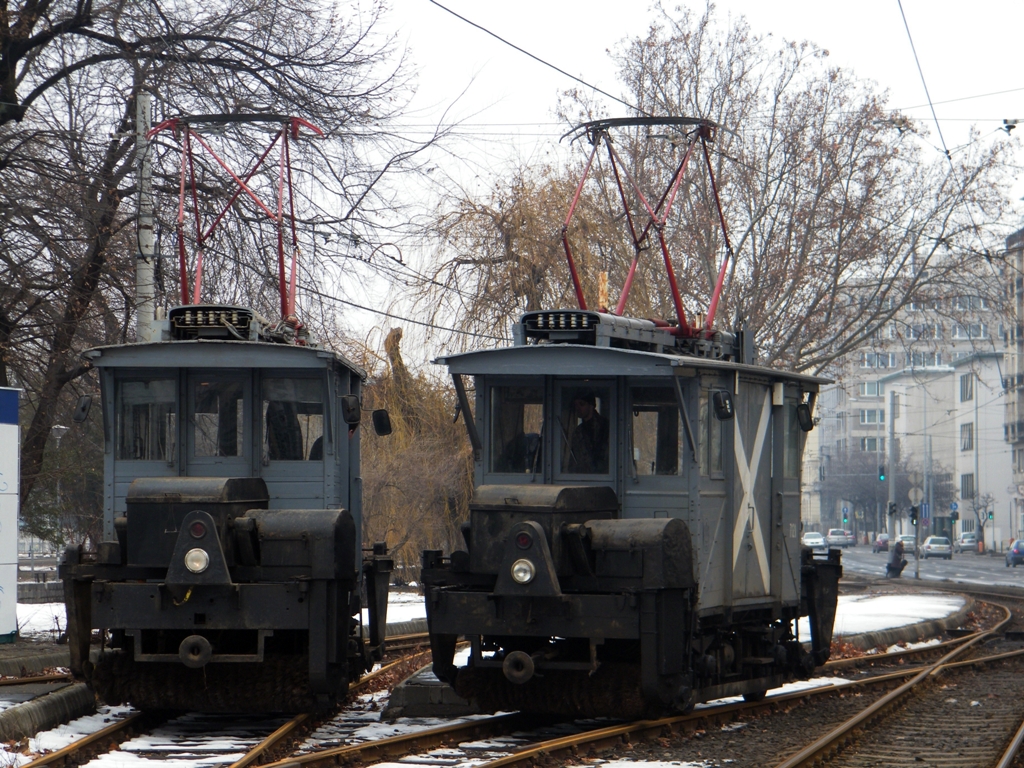 BKV 7141 und 7121 stehen in Budapest am Borros-Platz, am 19. 02. 2012. 