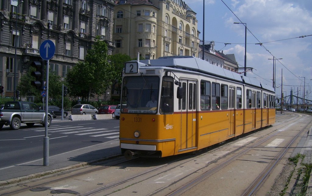 BKV ZRT 1331 auf der Linie 2 von Vghd nach Jszai Mari tr, auf der Mrcius 15. tr in Budapest; 01.06.2011