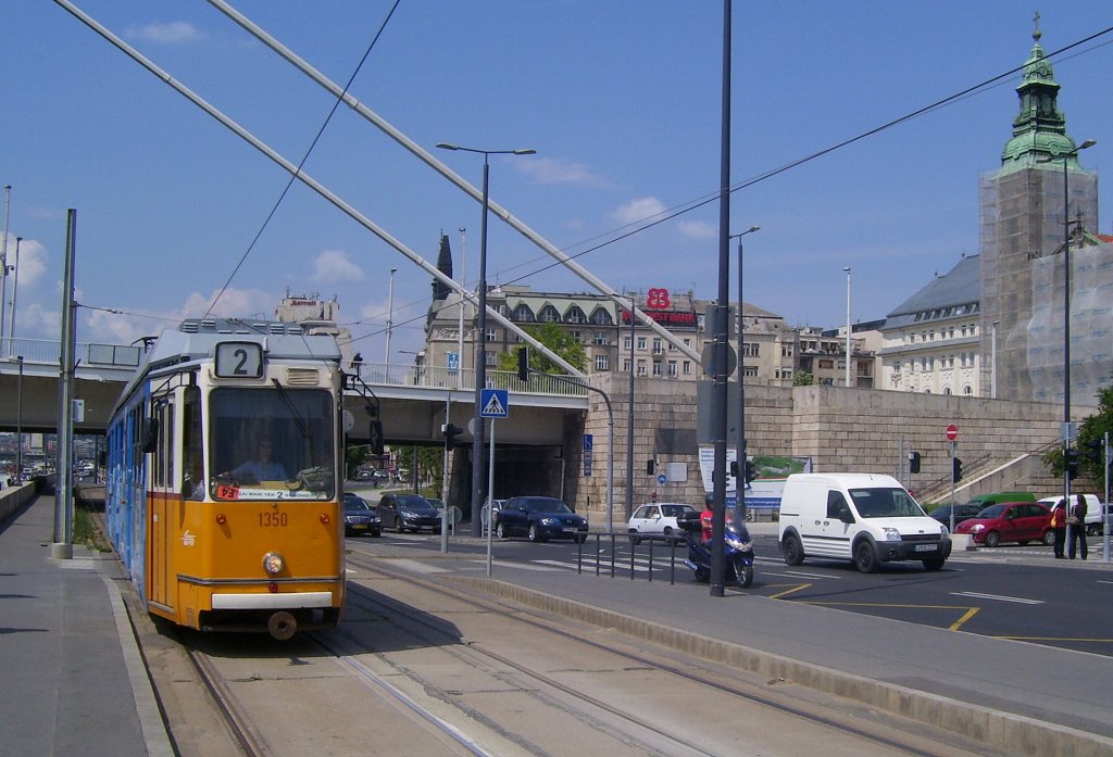 BKV ZRT 1350 auf der Linie 2 von Jszai Mari tr nach Vghd, auf der Mrcius 15. tr in Budapest; 01.06.2011