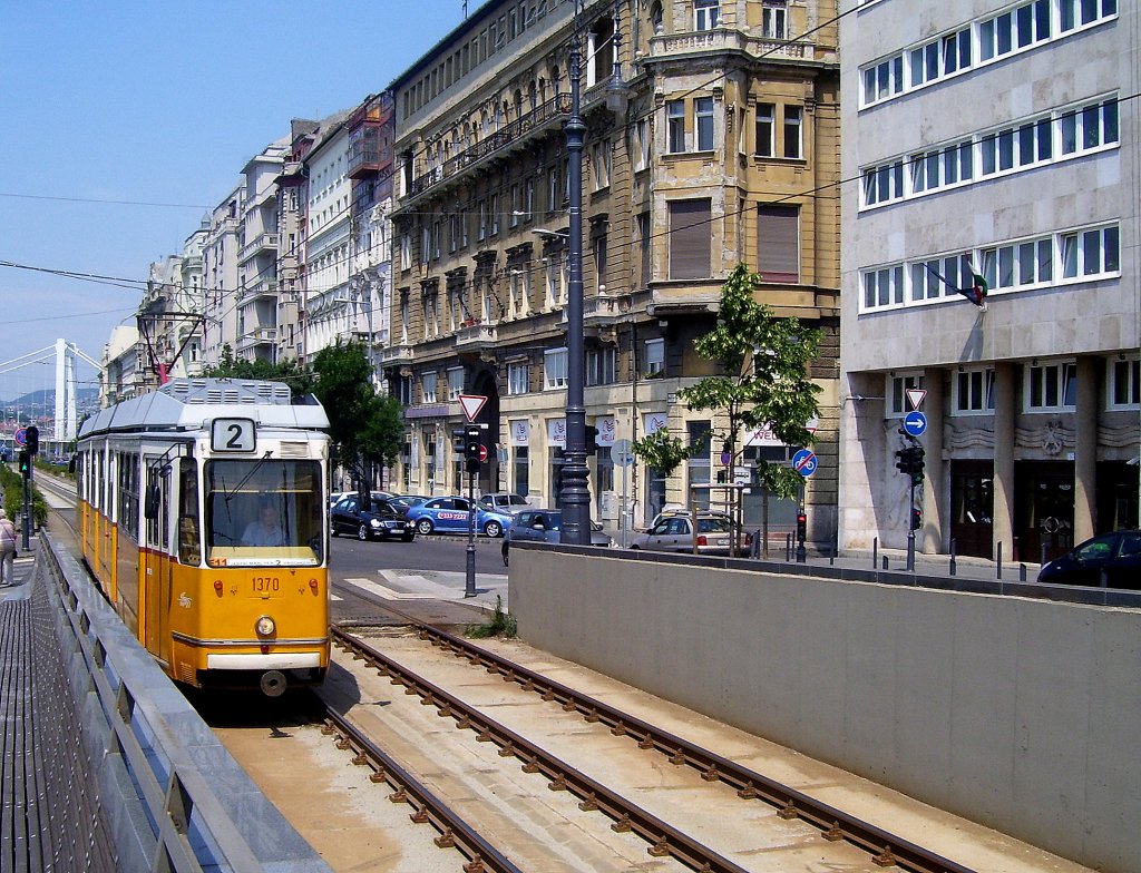 BKV ZRT 1370 als Linie 2 von Jszai Mari tr nach Vghd, auf der Belgrad rakpart in Budapest; 01.06.2011