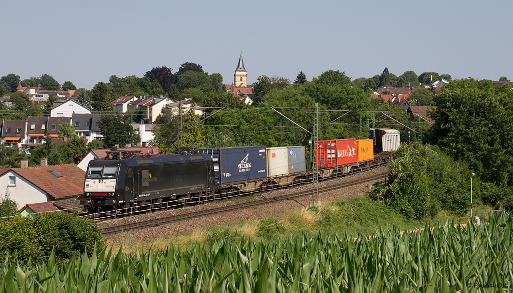 Black Beauty - 185 544 ist am 21. Juli 2013 mit einem Containerzug in Richtung Karlsruhe unterwegs, als ich sie bei Sachsenheim aufnehmen konnte. In absehbarer Zeit soll diese Fotostelle um eine Lrmschutzwand ergnzt werden.