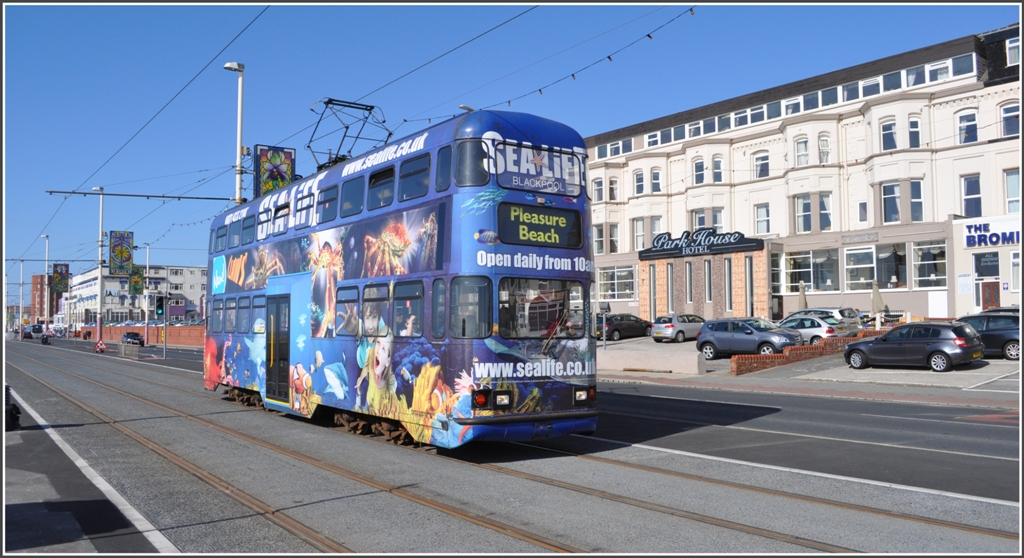 Blackpool an der irischen See ist noch ein Eldorado f�r die doppelst�ckigen Balloon-Trams. Hier ist bereits ein modernisiertes Fahrzeug, erkennbar an den hervorstehenden T�ren, sichtbar. Durch diese Erneuerung passt sich der Ein-/Ausstieg besser den neuen Bahnsteigen an. Dieses und n�chstes Jahr erh�lt Blackpool 16 neue Bombardier Flexity 2 Trams aus Bautzen. Das Netz wurde erneuert und soeben ist das neue Depot Starr Gate mit Platz f�r die je 32m langen neuen Z�ge fertiggestellt worden. (08.08.2011)