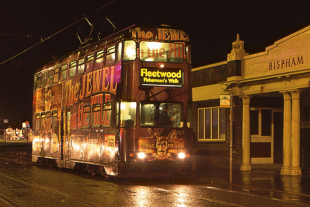 Blackpool Tw 707 auf abendlicher Tour whrend der sptsommerlichen Illuminations, 04.09.2010.