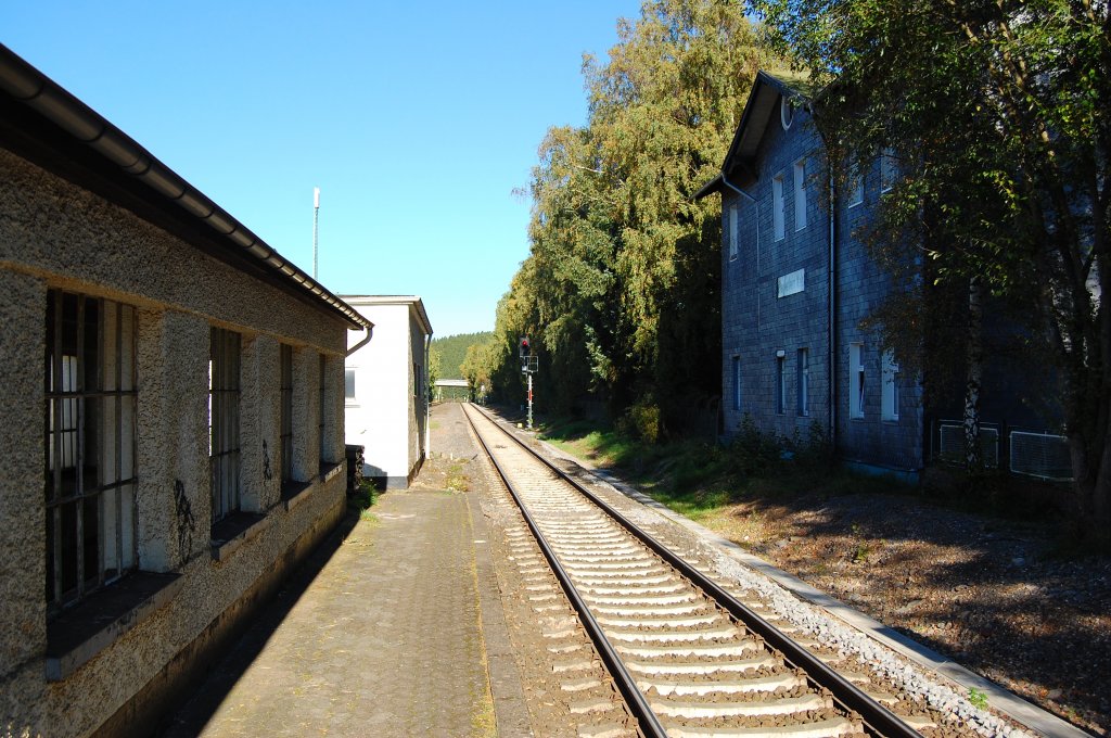 Blankenheim Wald Blick auf Gleis 1 in Richtung Kln, rechts ist das ehemalige Eisenbahnerwohnhaus zu erkennen. 10.10.2010