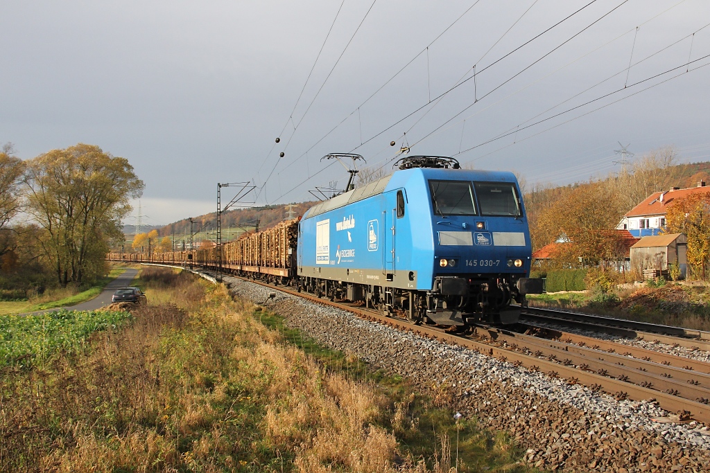 Blau macht gl�cklich: 145 030-7 mit Holzzug in Fahrtrichtung Norden. Aufgenommen bei Mecklar am 05.11.2011.
