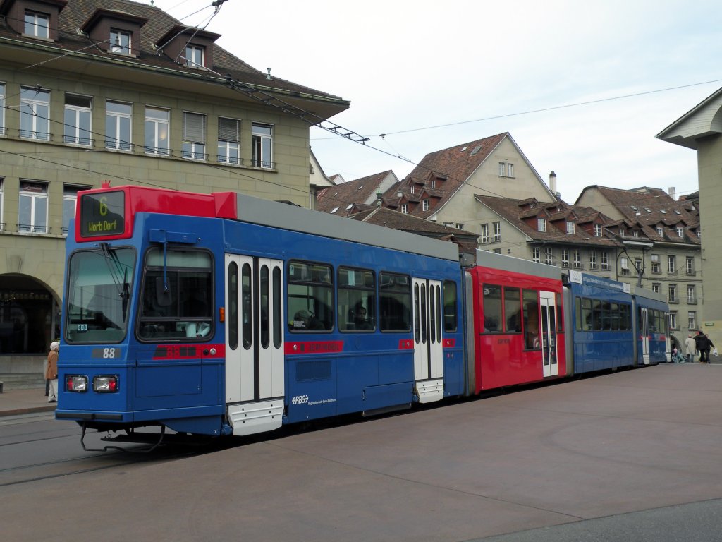 Blau-roter Be 4/10 von RBS/Bernmobil auf der neuen Linie 6 beim CXasinoplatz in Bern. Die Aufnahme stammt vom 14.04.2011.