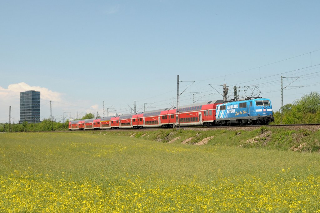 Blau-wei mit rot auf wei-blau mit gelb: 111 017 am 12.05.11 mit RE 79022 aus Salzbug an der Truderinger Str in Mnchen
