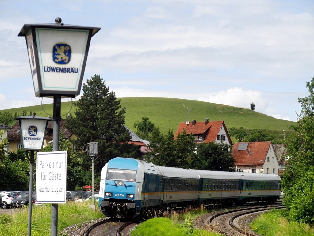 Blau und wei - Zug, Lampen und Himmel. 223 064 mit ALX 84148 von Mnchen nach Lindau durchfhrt am 19.06.2011 Oberreitnau und erreicht in Krze seinen Zielbahnhof.