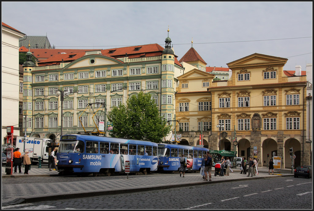 Blaue Bahn in der Goldenen Stadt - 

Tatra-Straßenbahn-Doppeltraktion auf dem Malostranské náměstí in Prag. 

11.08.2010 (M)