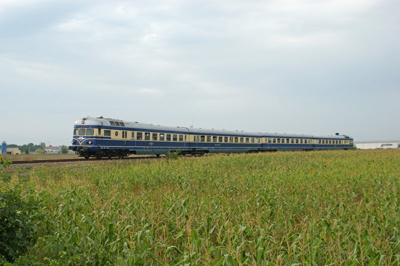  Blaue Blitz  war am 11.9.2009 anlsslich einer Klassenfahrt von Rodaun nach Sulz Museumsdorf unterwegs.
5145 mit dem pnktlichen R 16464 kurz vor Gnserndorf.