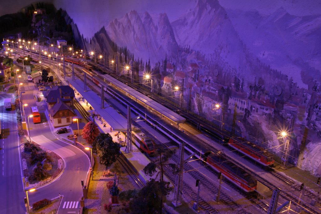 Blaue Stunde im Bahnhof Neuberg, als gerade 1142.673 mit dem IC 610 dort hlt. Modelleisenbahn Knittelfeld