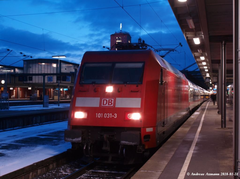 Blaue Stunde in Stuttgart Hbf bei der Abfahrt des IC 2318 nach Mnster(Westf)Hbf  mit 101 031-8 und +5min Versptung. (31.01.2010)