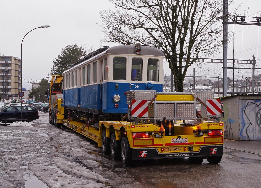  Blaues Bhnli  Von Worb Dorf ins Berner Oberland und zurck: Der ex VBW BDe 4/4 36 (1913/51) stand bei der MOB mehrere Jahre in Saanen als Rangierfahrzeug im Einsatz. Nach erfolgten Aufarbeitungsarbeiten in Lanquart wurde er ab dem 4. Dezember 2012 in der RBS - Werksttte Solothurn einquartiert. Bei der Ankunft in Solothurn am 4.12.2012. Foto: Walter Ruetsch