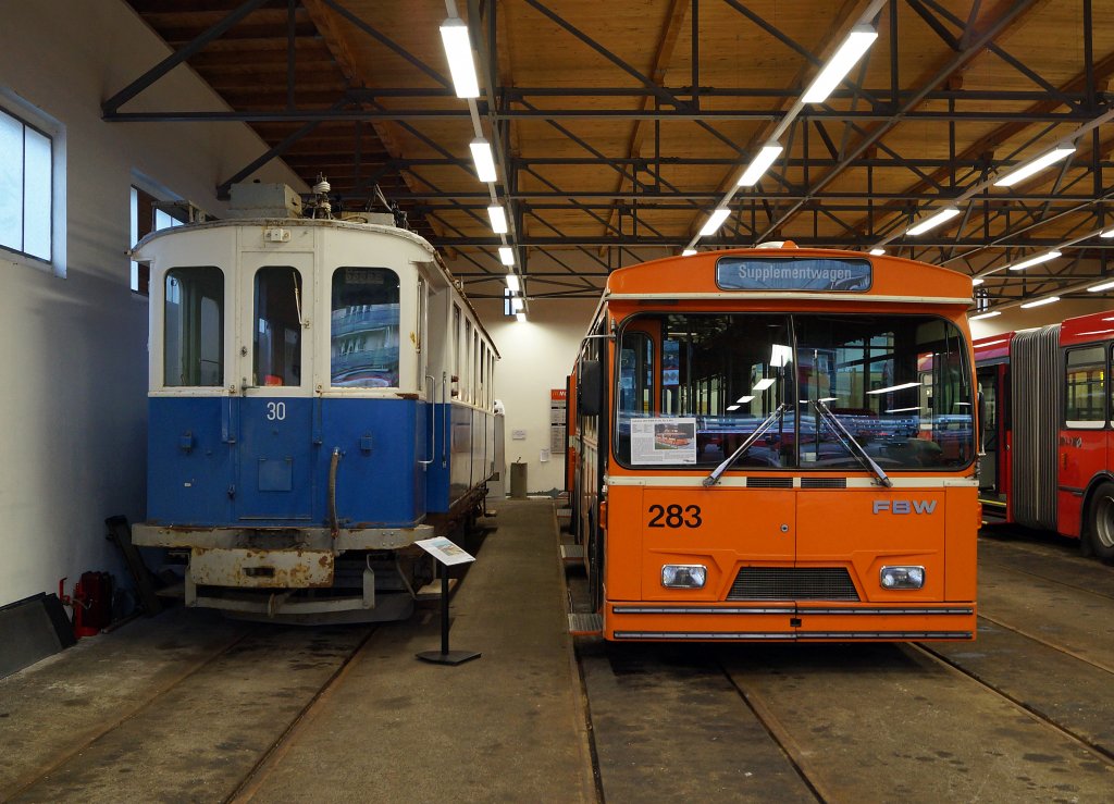  Blaues Bhnli  Von Worb Dorf ins Elsass und zurck: Der ex VBW Be 4/4 30 (1910) wurde nach einem 19-jhrigen Aufenthalt in einer Halle des elsssischen Freilichtmuseum Ecomuse durch den TVB zurckgeholt. Im Trammuseum Weissenbhl ist er neben dem FBW Bus 283, wie das Bild vom 22.3.2013 zeigt, gut aufgehoben. Foto: Walter Ruetsch