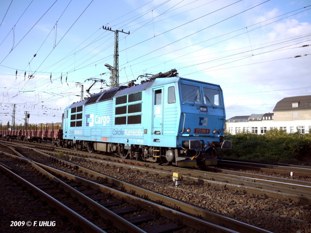 Blaues Wunder - CD-Cargo BR372 mit gemischtem Gterzug am 26.10.2009 bei der Ausfahrt Rbf. DD-Friedrichstadt in Richtung DD Hbf.