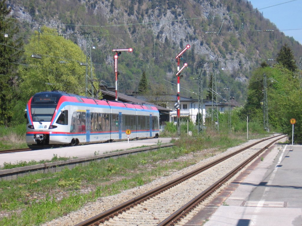 BLB FLIRT erhlt Ausfahrt in Bad Reichenhall Richtung Freilassing. Eine schne Kombination - moderner Zug und alte Signaltechnik -.
