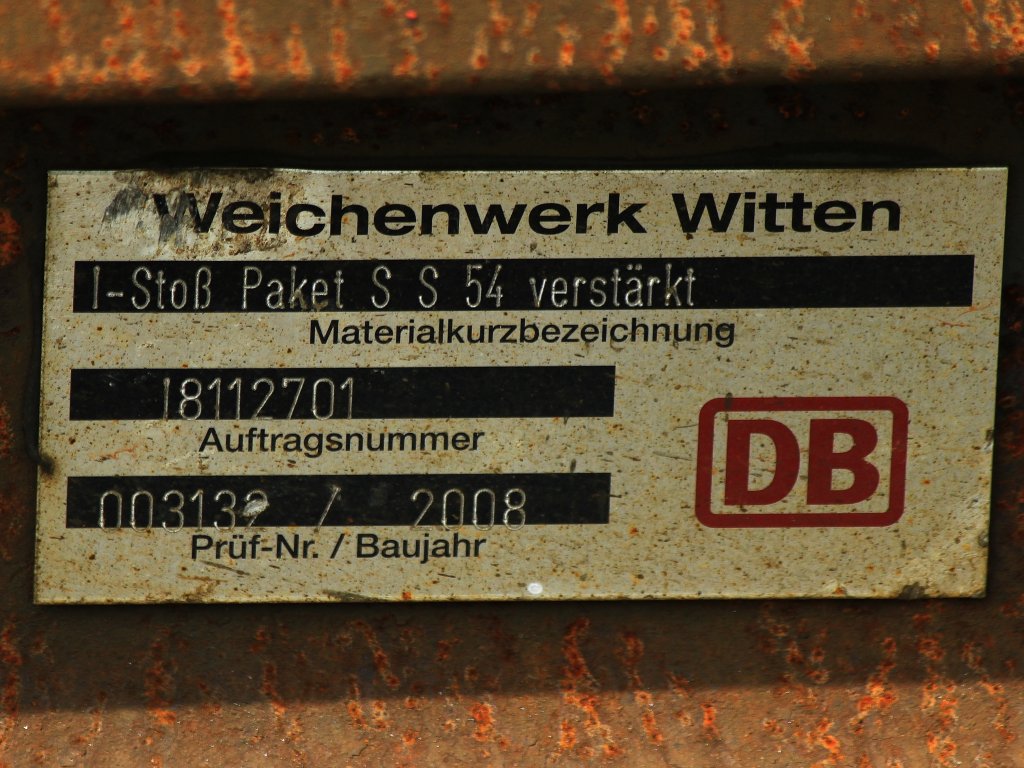 Blechschild auf einem noch nicht eingebauten Schienenstck, gesehen am 21.05.2012 in Aachen West.