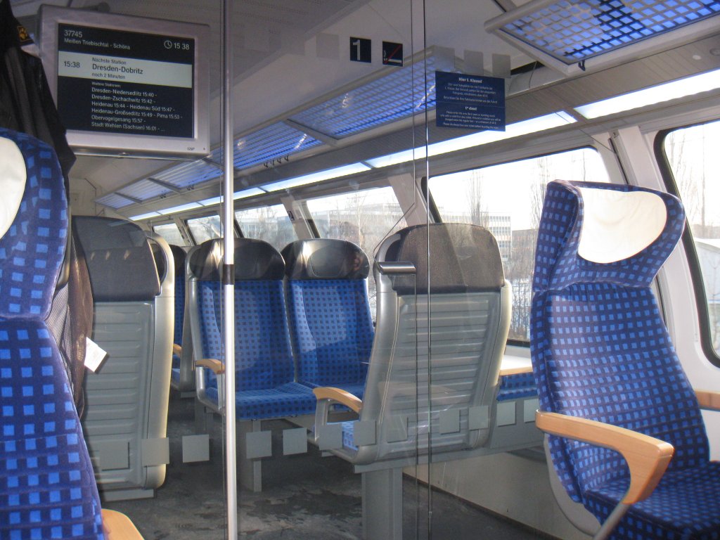 Blick von der 1. in die 2.Klasse einer S1 (S 37745) der S-Bahn Dresden, die am 11. Februar 2012 von Meien Triebischtal nach Schna unterwegs war. Hier bot die 1.Klasse sagenhafte 5 Sitzpltze, welche durch uns 2 Personen bereits um 40% ausgelastet war