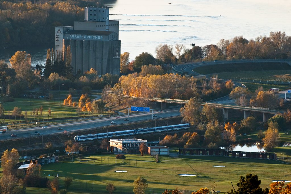 Blick vom 359 Meter hohen Bisamberg. Unter anderem ist hier auch der RSB 22664 von Unter Purkersdorf nach Stockerau unterwegs. Die Aufnahme entstand am 27.10.2010.