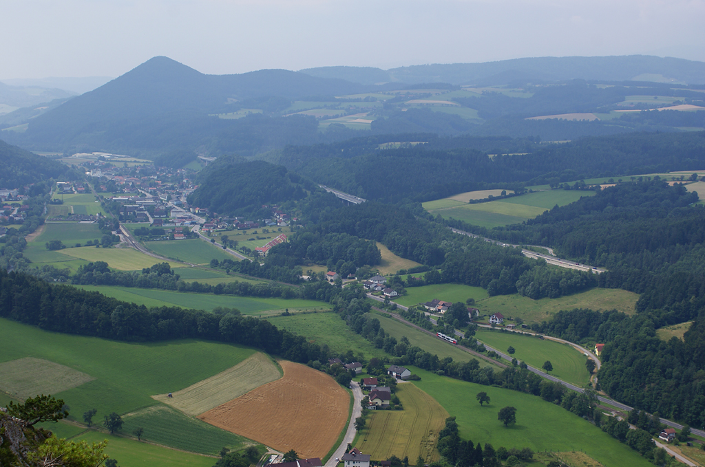 Blick vom 610 m hohen Trkensturz auf Scheiblingkirchen im Pittental, wenn man genau hinsieht kann man den Regionalzug 2744(Aspang-Wiener Neustadt Hbf)erkennen, 02.07.2010. 