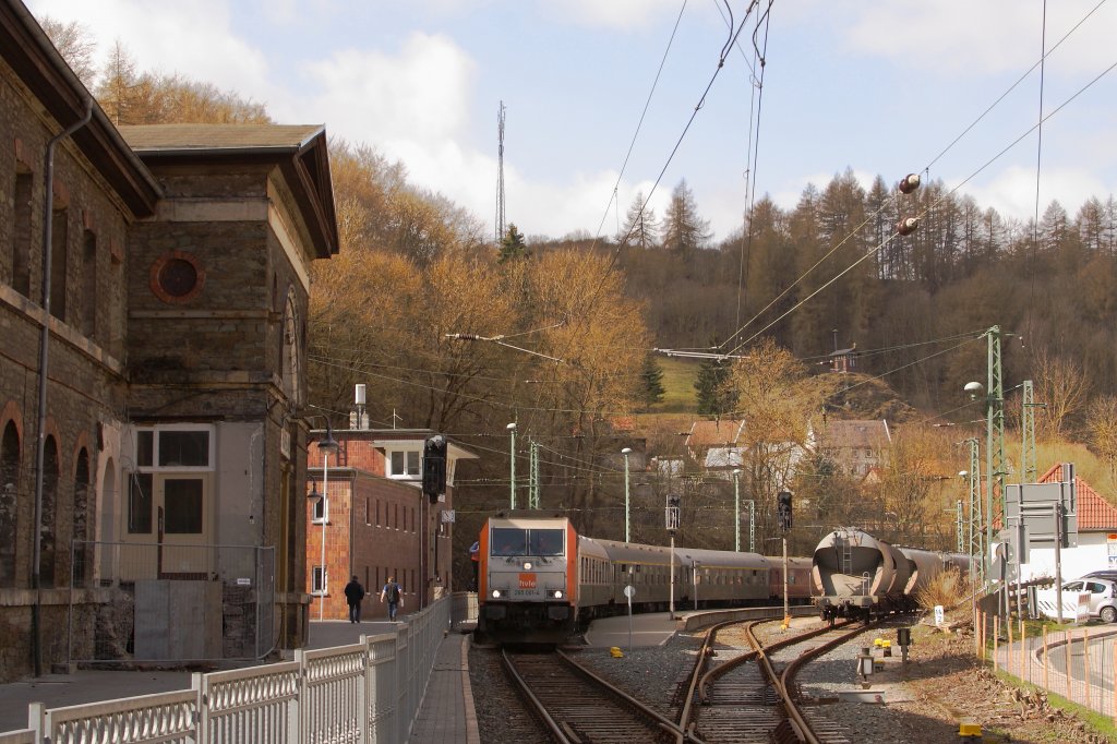 Blick am 07.04.2012 in den Bahnhof Rbeland/Harz. Auf Gleis 1 steht 285 001 der Havellndischen Eisenbahn mit einem Zug des Vereins  Sonderzugveranstaltungen Chemnitz .