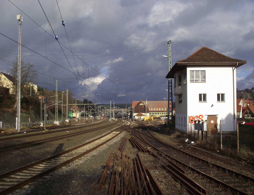 Blick am 10. Dezember 2011 bei interessanter Lichtstimmung auf den Bahnhof Kronach! Whrend links die gleise der Hauptstrecke (Mnchen-)Lichtenfels - Saalfeld(-Berlin)  Frankenwaldbahn  zu sehen sind, fdelt sich rechts das Gleis der Nebenbahn Kronach - Nordhalben  Rodachtalbahn  ein.