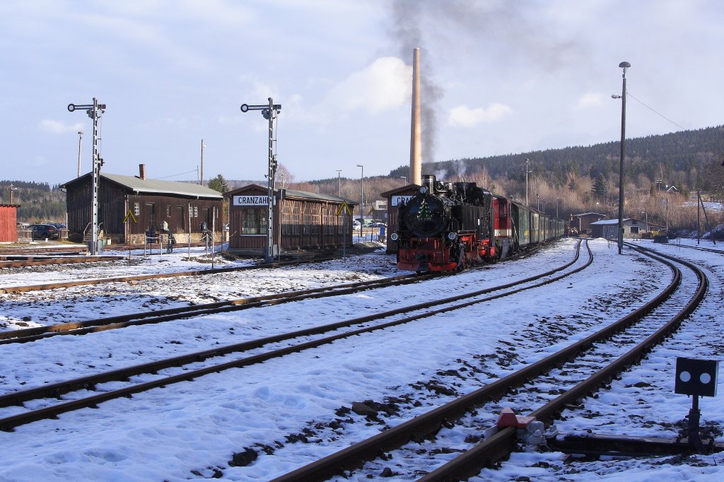 Blick am 30.12.2012 in den Bahnhof Cranzahl. Am Bahnsteig der Fichtelbergbahn stehen 99 794 und Diesellok L45H-083 mit P1003 in Richtung Oberwiesenthal zur Abfahrt bereit.