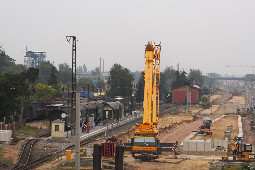 Blick am 31.08.2012 von Westen auf die Grobaustelle Bahnhof Radebeul-Ost. Whrend der Schmalspurbahnhof bereits weitestgehend fertiggestellt ist, nimmt auch der Bahnhof an der Regelspurstrecke Dresden-Leipzig langsam Gestalt an.