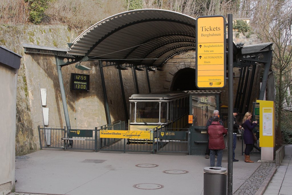 Blick am 31.12.2012 in die Talstation der Standseilbahn Dresden.