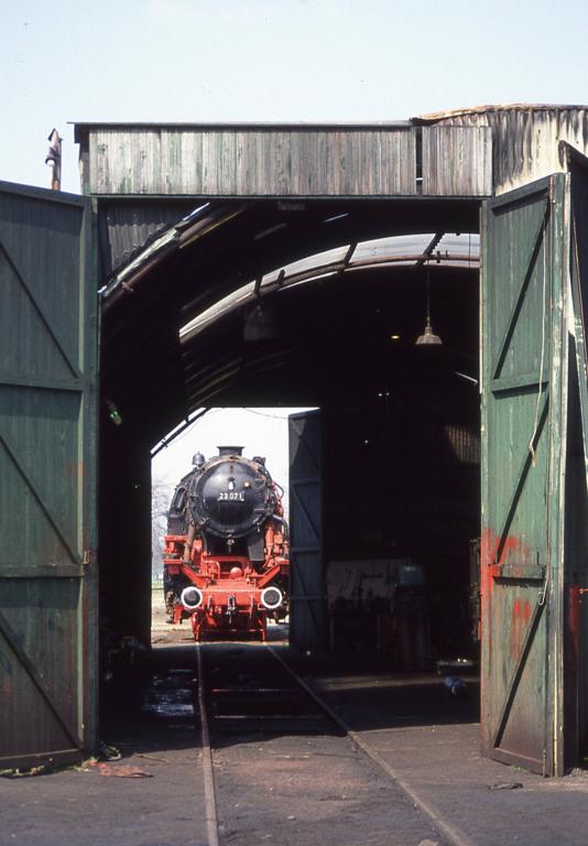 Blick am 6.9.1992 durch den Lokschuppen in Beekbergen. Auen vor steht 
auf der anderen Seite die ehemalige DB Lokomotive 23071.