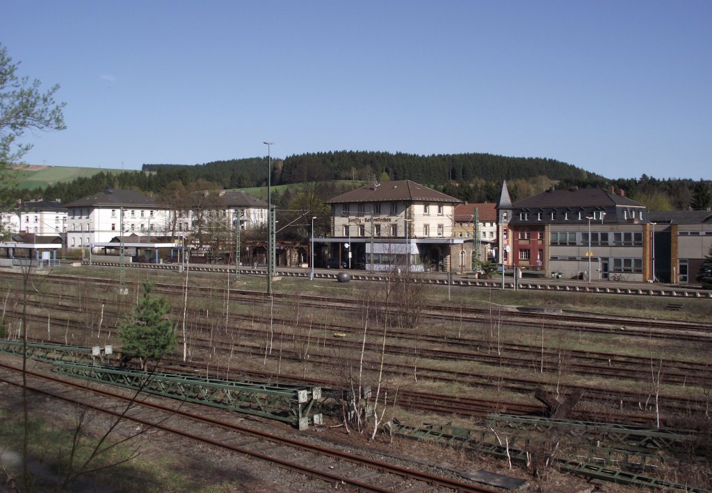 Blick am 9. April 2011 von der Ruine des ehemaligen Bw´s ber den Bahnhof Pressig-Rothenkichen mit seinen vielen schon seit ca. 10 Jahren nicht mehr genutzten Gtergleisen.