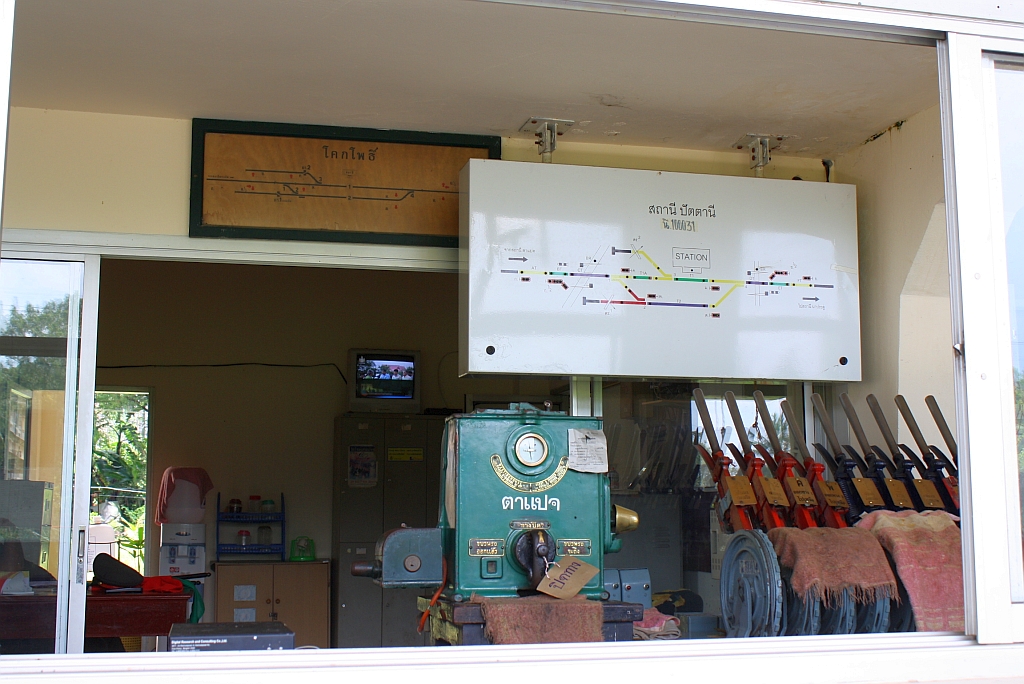 Blick in das am Bahnsteig befindliche Stellwerk des Bf. Pattani (Khok Pho) am 11.Jnner 2012. Noch sind die Seilzughebel in Betrieb, jedoch erkannt man an der neuen Schautafel, da die Umstellung auf elektr. Signalstellung schon weit fortgeschritten ist.