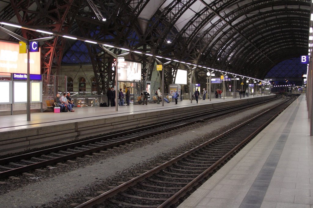Blick am frhen Morgen des 01.09.2012 vom Bahnsteig 2 in den Dresdener Hauptbahnhof. Die Leute auf Bahnsteig 3 warten bereits auf den Sonderzug der Sonderzugveranstaltungen Chemnitz (SVC) der, unter Traktion von 18 201, hier in Krze zu den XVIII. Dampfloktagen nach Meiningen starten wird.