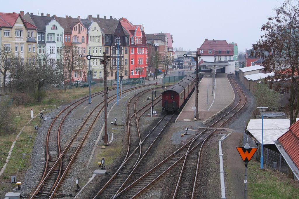 Blick am Morgen des 06.04.2012 in den Bahnhof Nordhausen-Nord. Der zu sehende, bereitstehende Zug, wird um 10.16Uhr als P8920, gezogen von 99 7245, nach Wernigerode und als P8929 zurck fahren.