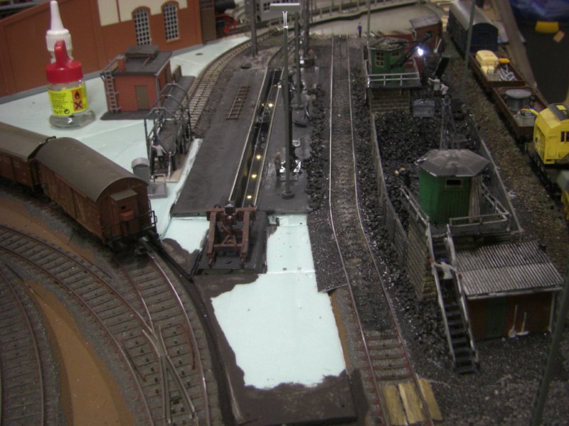 Blick von der anderen Seite ins noch nicht fertige BW.
Wie man sieht Beleuchtung in der Grube, sowie LED's an den Kranauslegern der Bekohlungsanlage