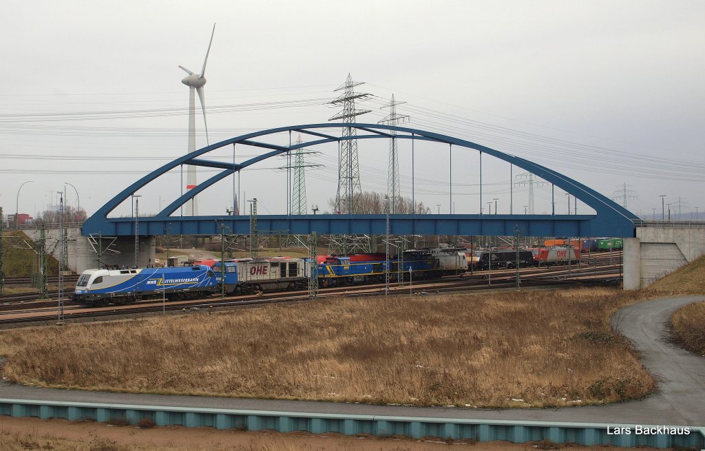 Blick auf die Abstellgruppe im Rbf Alte Sderelbe. Zusehen sind die 1116 911-7 der MWB, zwei MaK G 1206 der MWB, dahinter zwei ER 20 der EVB, 186 149 der ITL, ES 64 F4-288, 186 133-5 der OHE, sowie Re 482 007-2. Aufgenommen am 27.02.10.