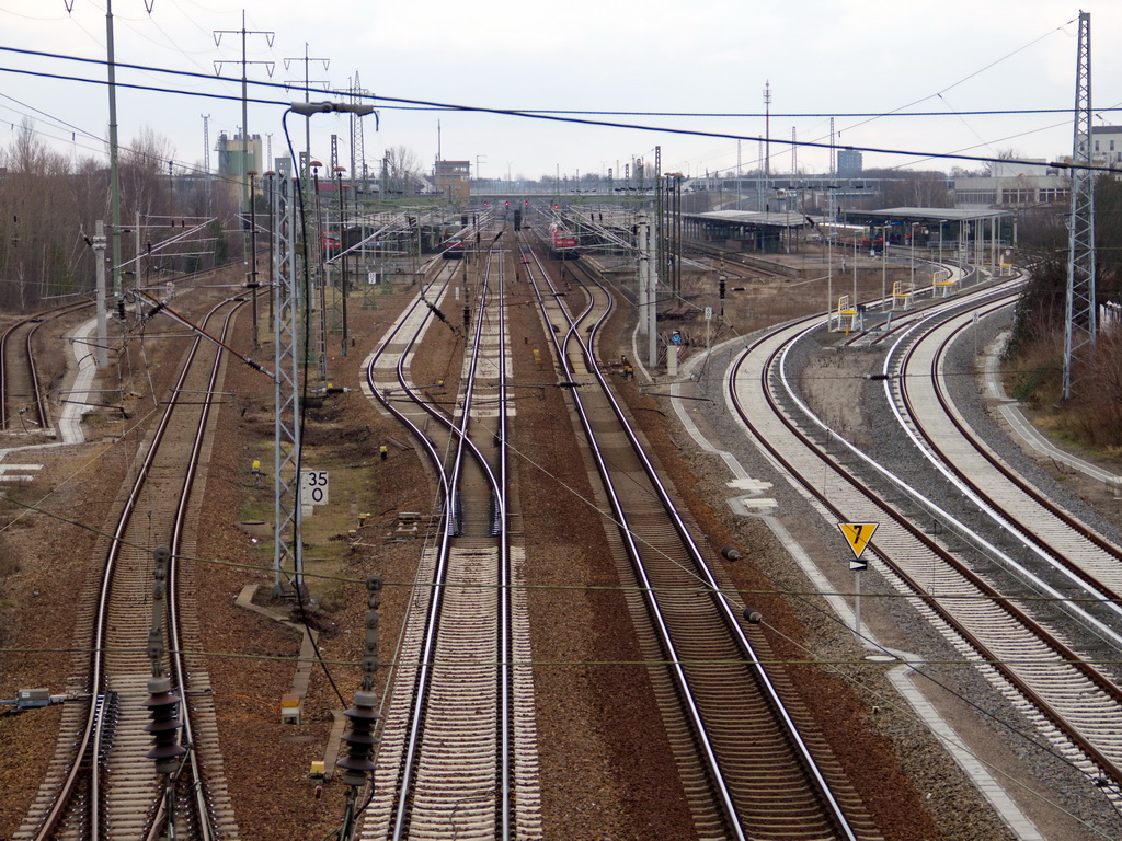 Blick auf den Bahnhof Berlin Sch�nefeld am 24. Januar 2012 von einer Fu�g�ngerbr�cke in Sch�nefeld. Auf Gleis 3 RB 22  (RB 28821) nach  Potsdam Griebnitzsee ,  auf Gleis 4 RB   14 (RB 18991) nach  Senftenberg  und auf Gleis 6 RB 14 (RB 18922) nach  Nauen 