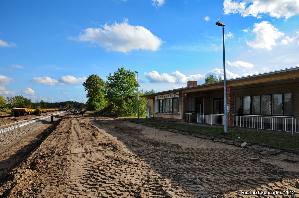 Blick auf das Bahnhofsgebude von Grabowhfe. Der ehemals vor dem Bahnhofsgebude befindliche Bahnsteig sowie das Bahnsteiggleis sind im Zuge der Streckenertchtigung zwischen Rostock und Berlin bereits entfernt worden. Der Bahnhof war bereits vor dem Umbau seit 1999 kein Personenhalt mehr und wird es auch nach dem Umbau nicht mehr werden. 