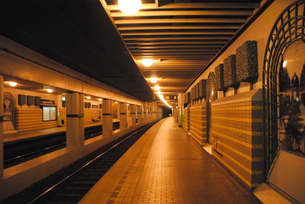 Blick auf den Bahnsteig der U-Bahnstation Knigsworther Platz, am 04.07.10. Die Sation ist einer der schnen im Hannover, und wurde 1982 in Betrieb genommen.