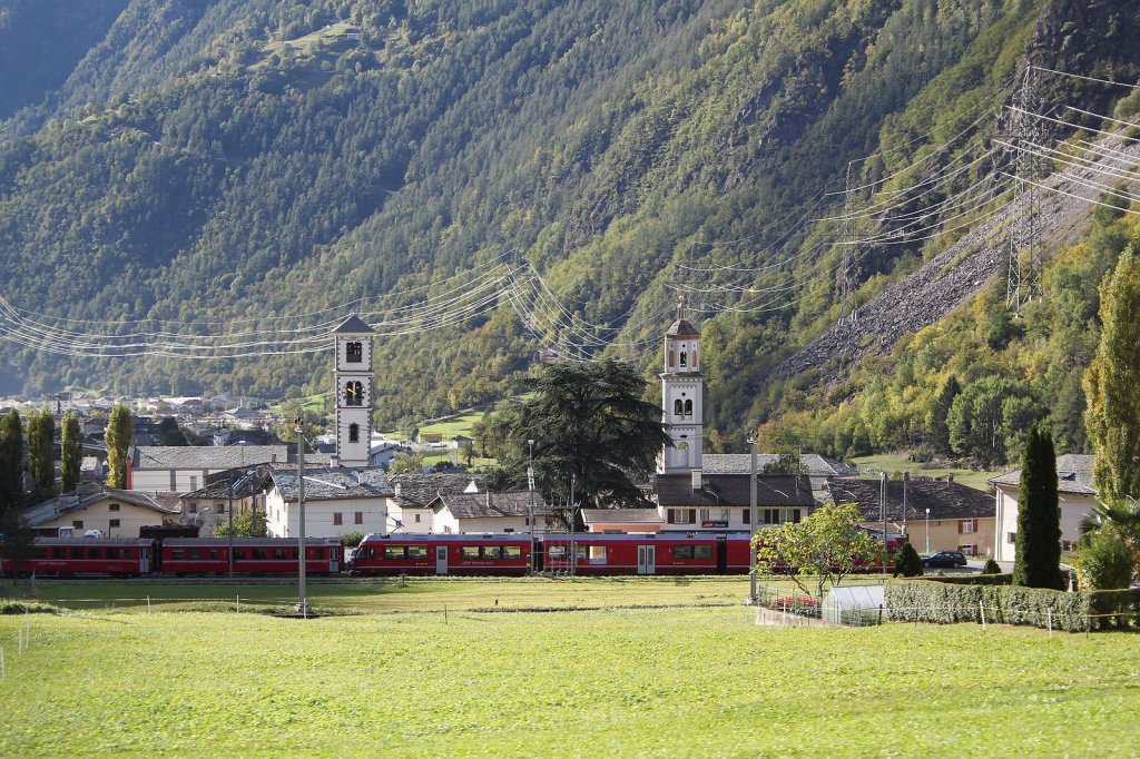 Blick auf Brusio,im Bahnhof wartet ein Zug nach St.Moritz auf den Gegenzug nach Tirano/It.Brusio13.10.11