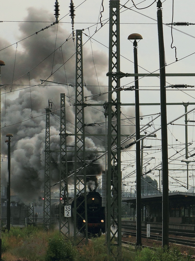 Blick auf dem Bahnhof Berlin Schnefeld Flughafen mit der abfahrenden 52 8177-9 zur nchsten Station Michendorf am 14. Juli 2012. 