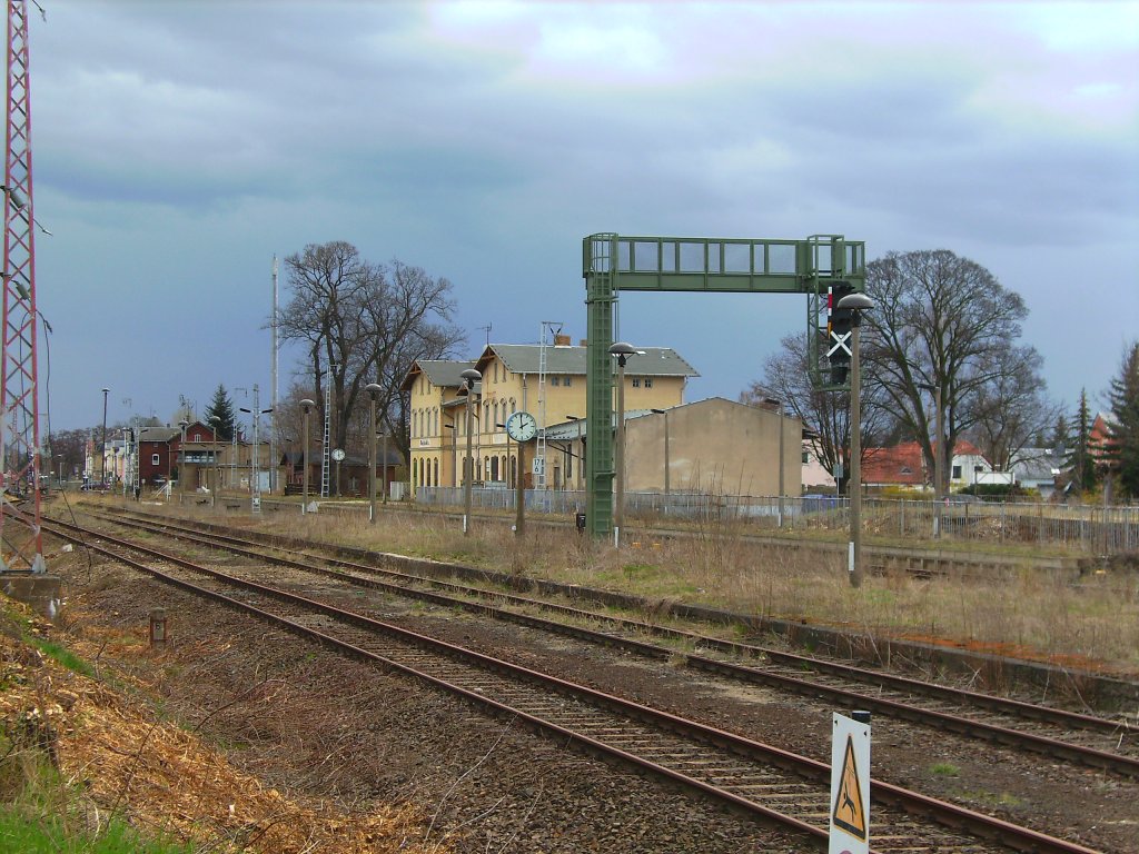 Blick auf das EG des Bf Weinbhla von der Berliner Strae aus auf den Inselbahnsteig mit Signalbrcke.Man beachte die richtig gehende Uhr im derzeit stillgelegten Bahnhof.