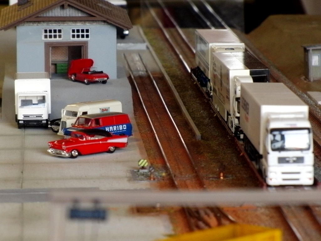 Blick auf den ehemaligen Güterschuppen (Rückseite von Rosie`s Truck Stop) und das RoLa-Verladegleis auf Modul 2. Modellbahntage Markdorf, Oktober 2010
