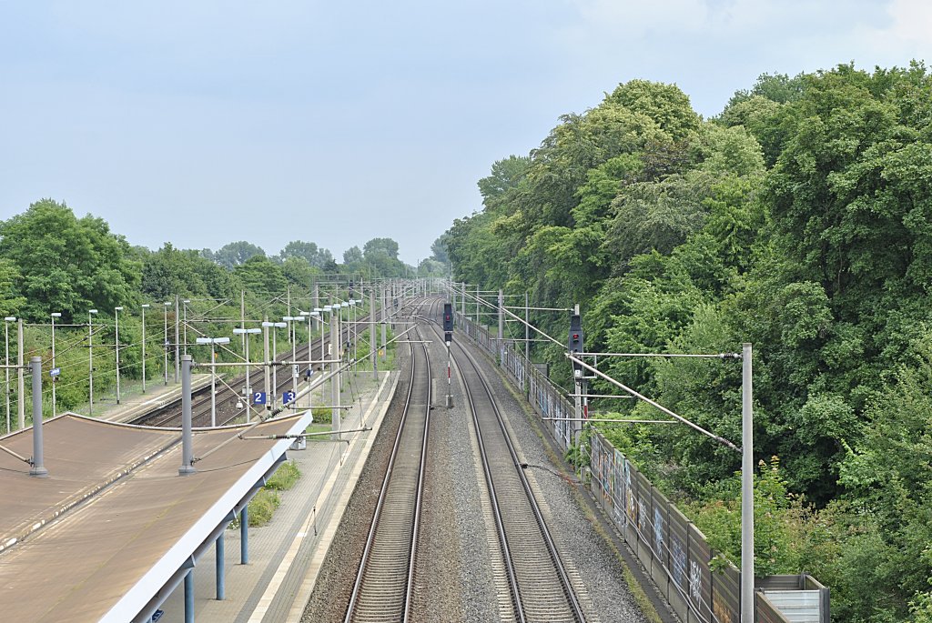 Blick auf die Ferngleise Richtung Lehrte am S-Bahnhof Karl-Wiechert-Allee. (Hannover-Berlin).Foto vom 14.06.2011.