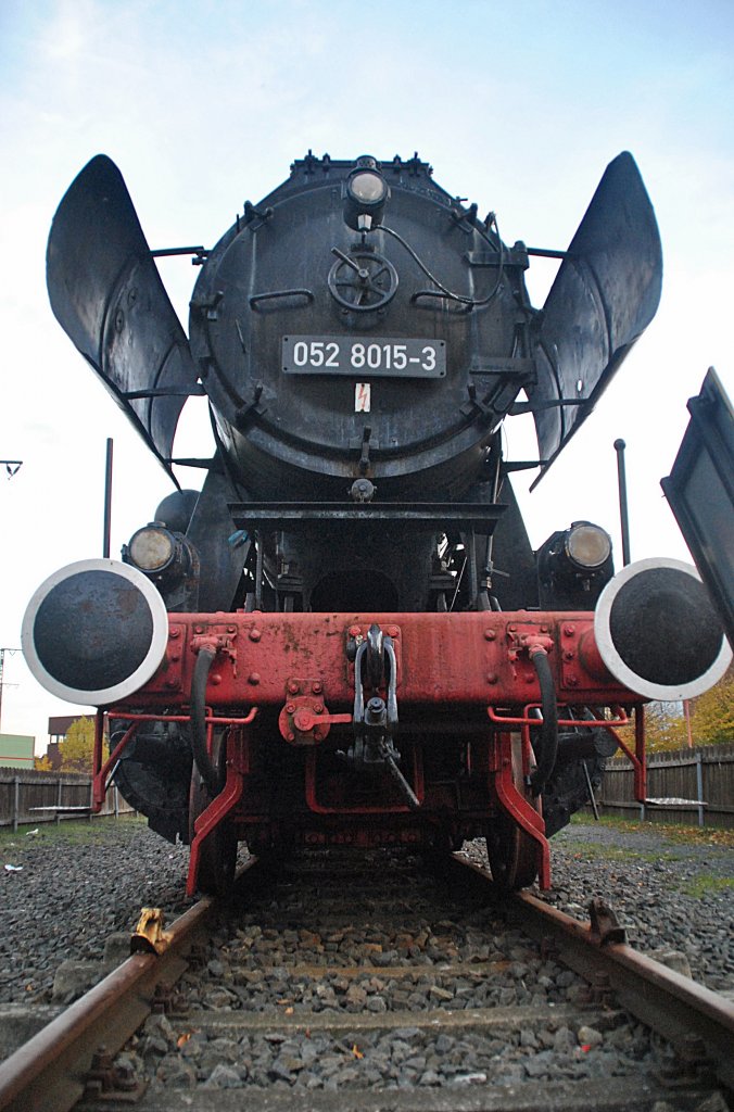 Blick auf die Feuertr mit Windleitblechen der 528015-1, in Lehrte am 29.10.2010.