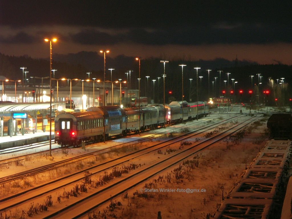 Blick auf den frhmorgendlichen Hbf von Hof. Die Alex-Zge stehen jetzt Dromedar-mig auf dem zum letzten Bahnsteig parallel liegenden Bereitstellungsgleis angeordnet. Kurz nach 7 Uhr wird dann eine Einheit rausgezogen und an den Bahnsteig rangiert. Es wurden auch schon kurze Zge mit je 3 Wagen gesichtet....